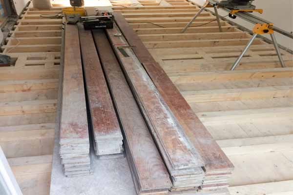 Alte Holzbalkendecke ausgebaut und erneuert
